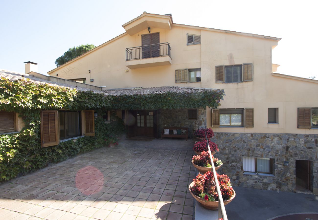 Villa à Sant Feliu de Codines - Vue imprenable et piscine chauffée pour 25 pax à 35min de BCN!