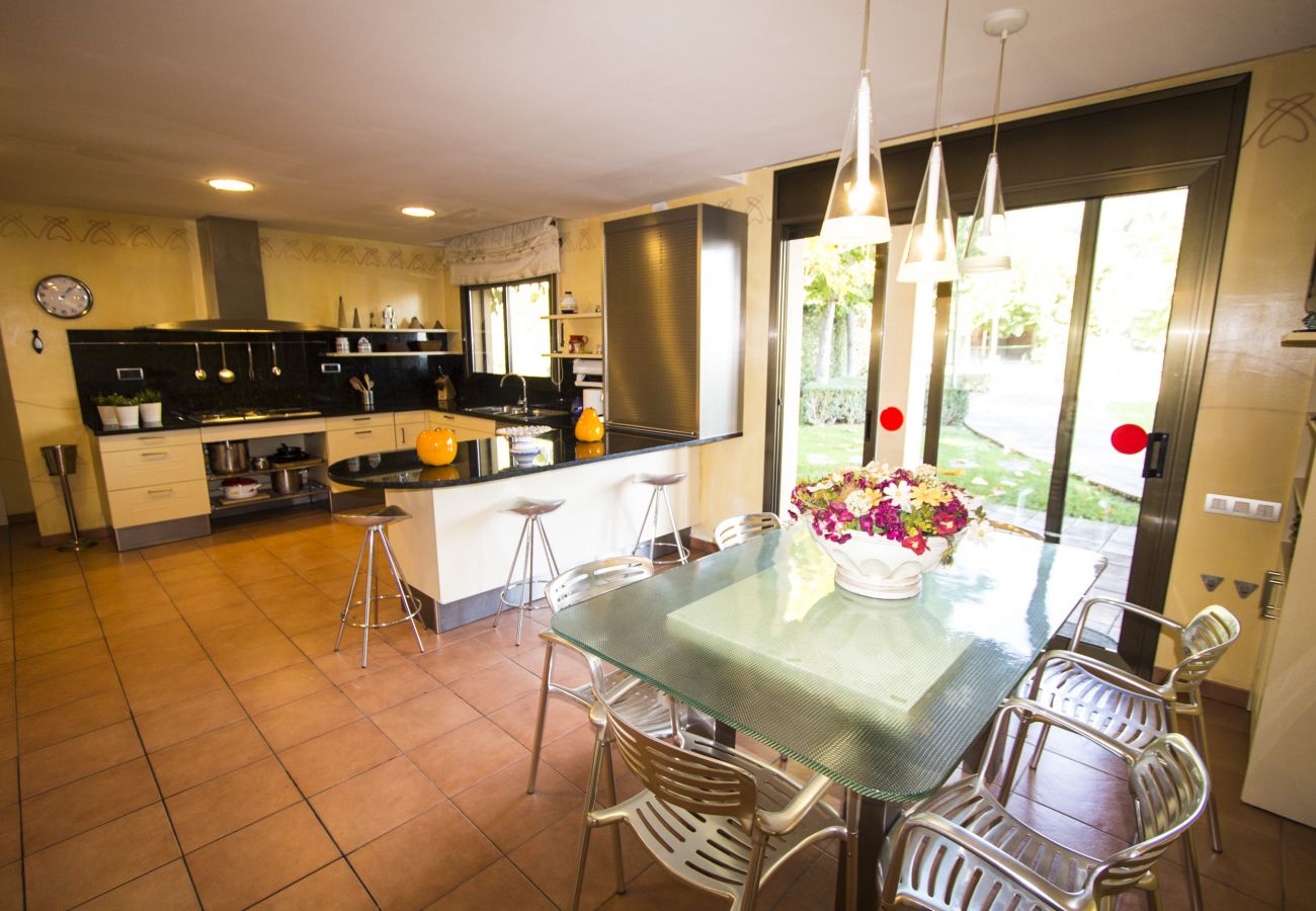 Villa à Sant Feliu de Codines - Vue imprenable et piscine chauffée pour 25 pax à 35min de BCN!
