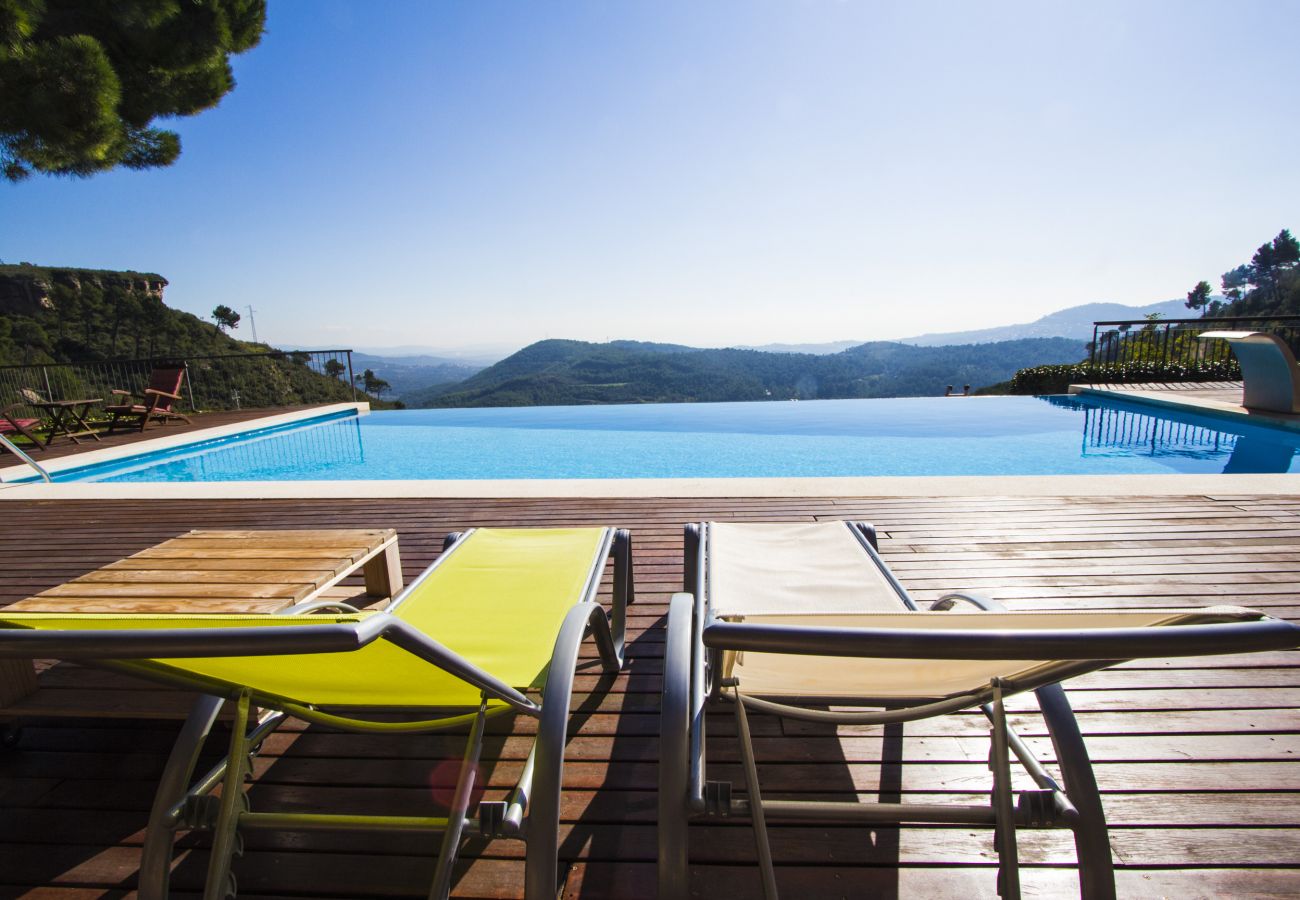 Villa à Sant Feliu de Codines - Vue imprenable et piscine chauffée pour 25 pax à 35min de BCN!