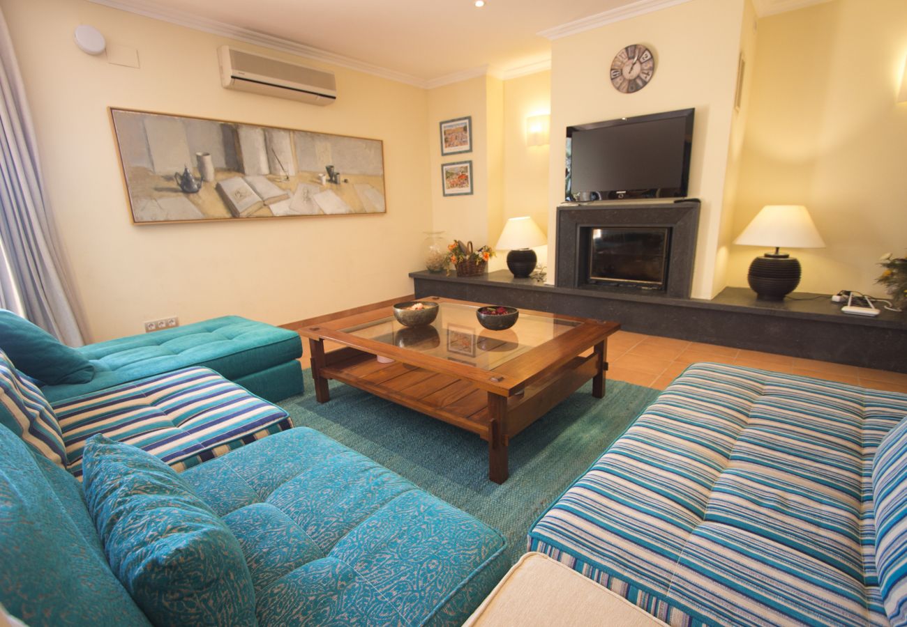 Villa à Sant Feliu de Codines - Vue imprenable et piscine chauffée pour 25 pax à 35min de BCN!