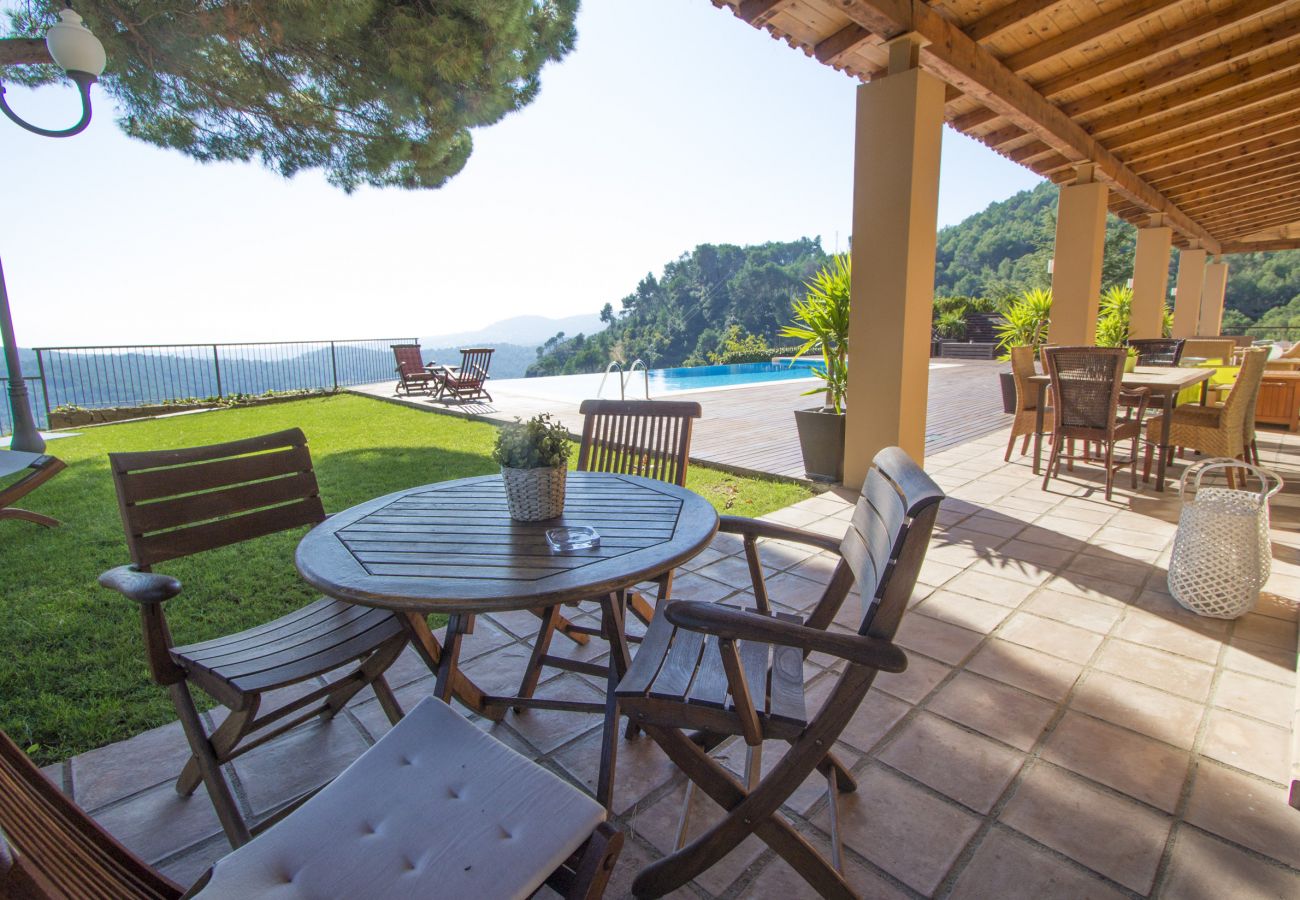 Villa à Sant Feliu de Codines - Vue imprenable et piscine chauffée pour 25 pax à 35min de BCN!
