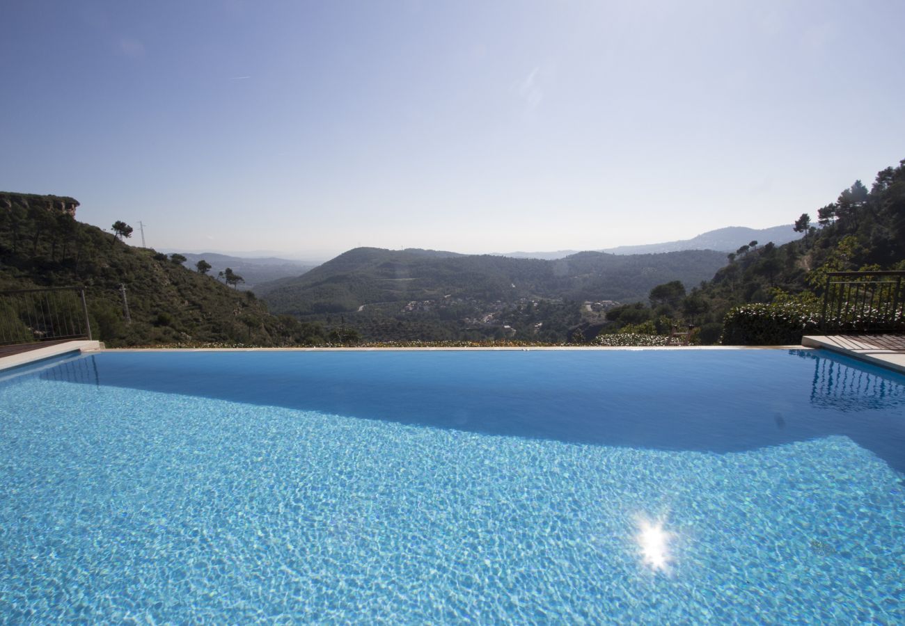 Villa à Sant Feliu de Codines - Vue imprenable et piscine chauffée pour 25 pax à 35min de BCN!