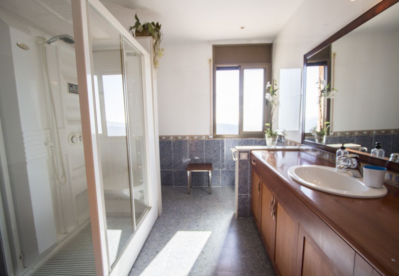 Villa à Sant Feliu de Codines - Vue imprenable et piscine chauffée pour 25 pax à 35min de BCN!
