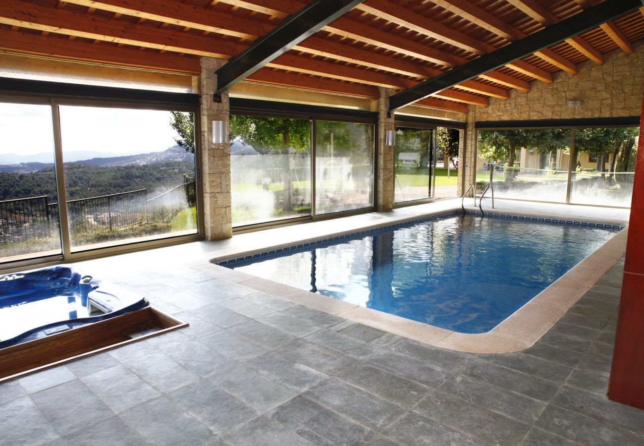 Villa à Sant Feliu de Codines - Vue imprenable et piscine chauffée pour 25 pax à 35min de BCN!