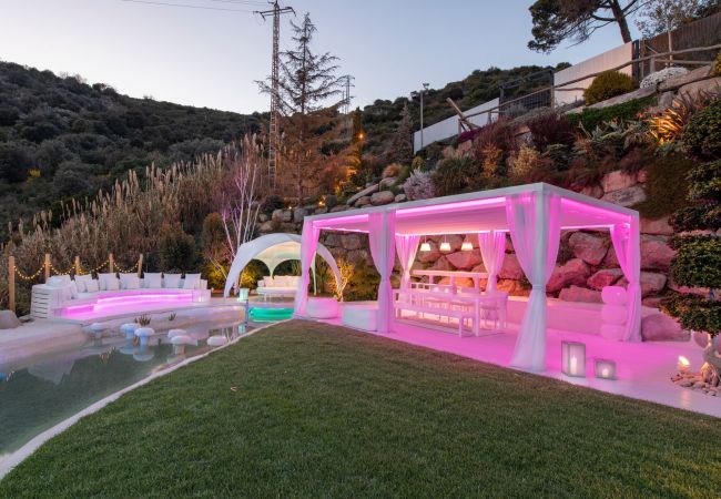 Villa à Badalona - Luxe avec vue à 15 min du centre de Barcelone! Villa à Badalona - Luxe avec vue à 15 min du centre de Barcelone!
