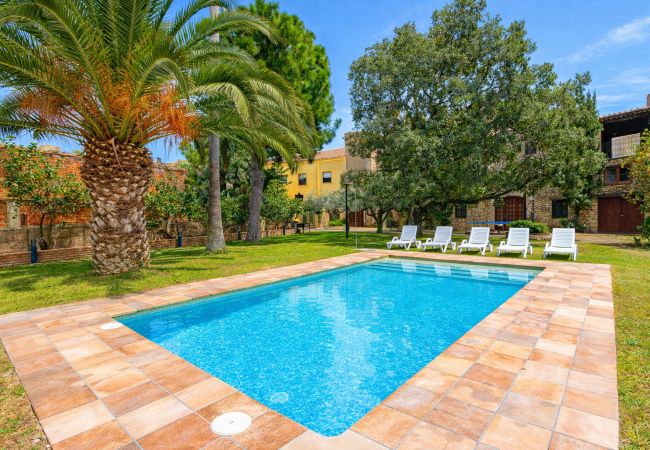 Villa à Santa Oliva - Élégance intemporelle près de BCN, plage a 14min