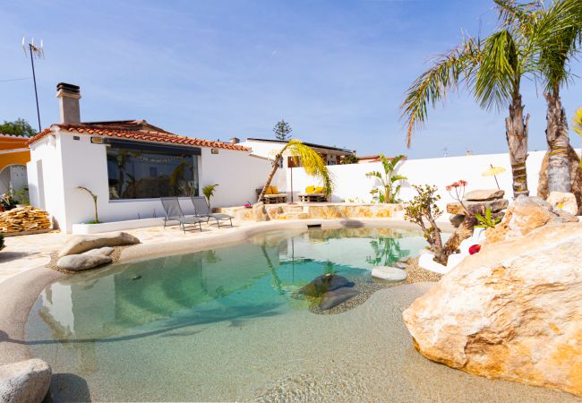 Villa à La Pobla de Montornés - Oasis tropicale Costa Dorada avec piscine privée