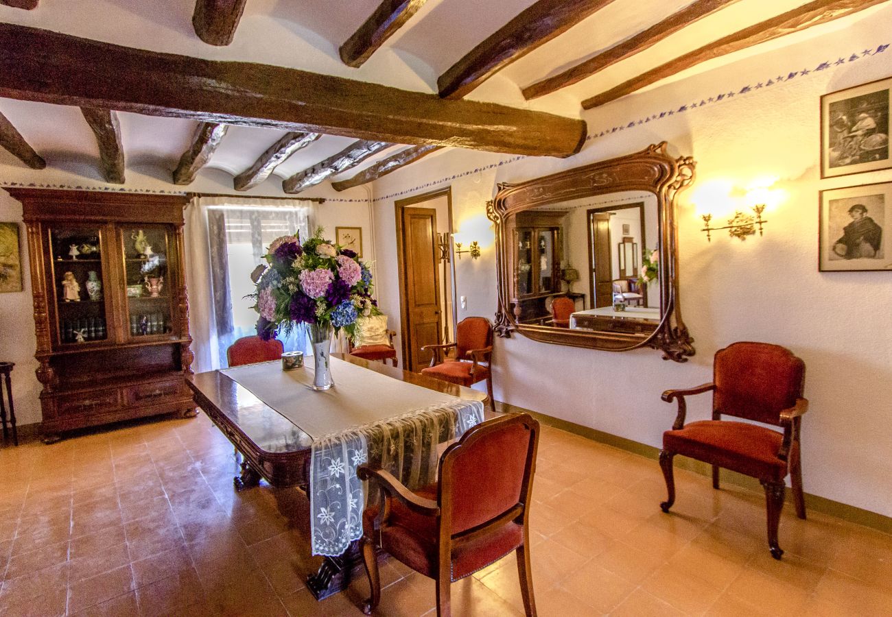 Villa à Santa Oliva - Évadez-vous dans l’histoire et l’élégance de ce majestueux domaine double pouvant accueillir jusqu’à 32 personnes, à seulement 14 minutes de Barcelone.