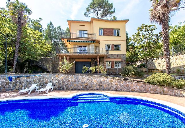 Villa/Dettached house in Corbera de llobregat - Elegant Mountain Villa just 30km to Barcelona