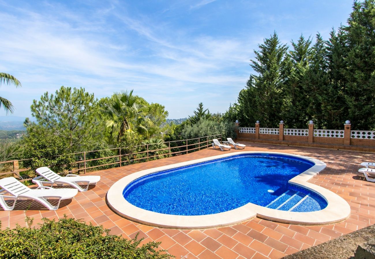 Villa in Corbera de llobregat - Elegant Mountain Villa just 30km to Barcelona