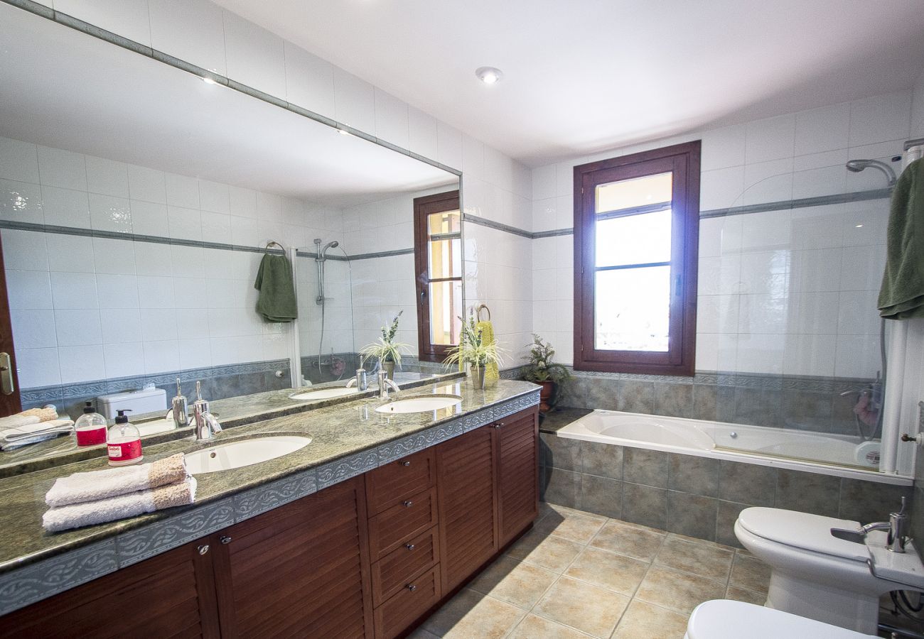 Villa in La Selva del Camp - Incredible secluded villa, just 18 km from Beach!