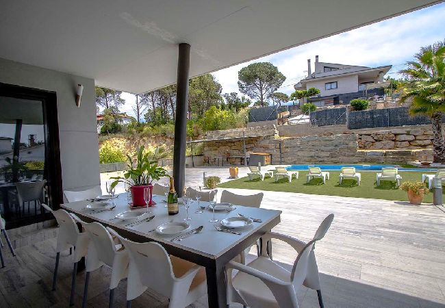 Villa in Sils - Modern Marvel - 26km to Costa Brava beaches! Villa in Sils - Modern Marvel - 26km to Costa Brava beaches!