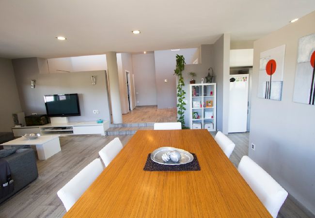 Villa in Sils - Modern Marvel - 26km to Costa Brava beaches! Villa in Sils - Modern Marvel - 26km to Costa Brava beaches!