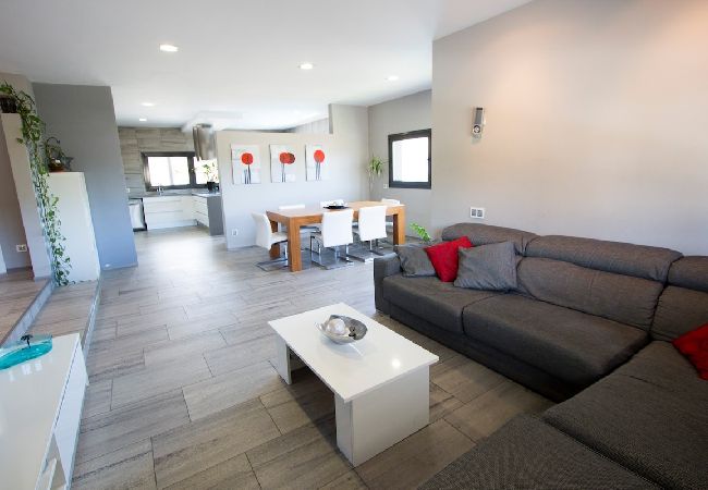 Villa in Sils - Modern Marvel - 26km to Costa Brava beaches! Villa in Sils - Modern Marvel - 26km to Costa Brava beaches!