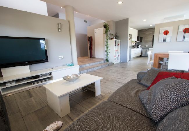 Villa in Sils - Modern Marvel - 26km to Costa Brava beaches! Villa in Sils - Modern Marvel - 26km to Costa Brava beaches!