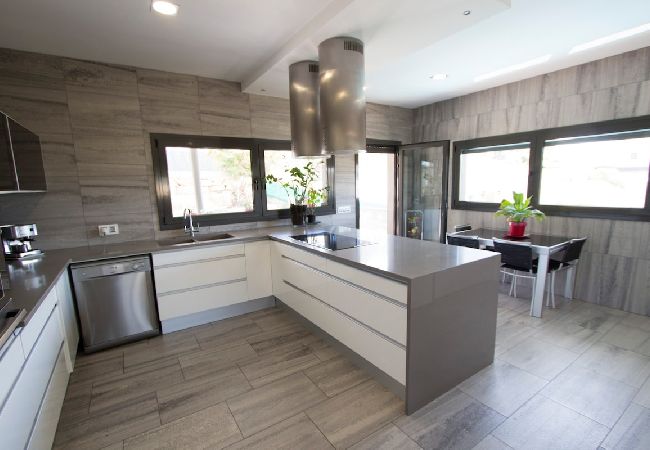Villa in Sils - Modern Marvel - 26km to Costa Brava beaches! Villa in Sils - Modern Marvel - 26km to Costa Brava beaches!