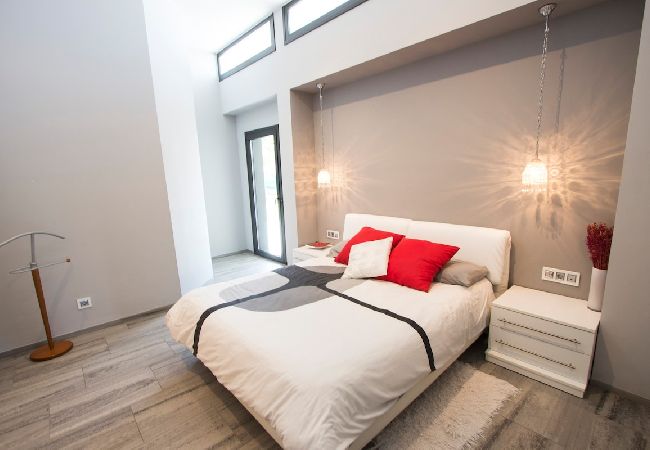 Villa in Sils - Modern Marvel - 26km to Costa Brava beaches! Villa in Sils - Modern Marvel - 26km to Costa Brava beaches!