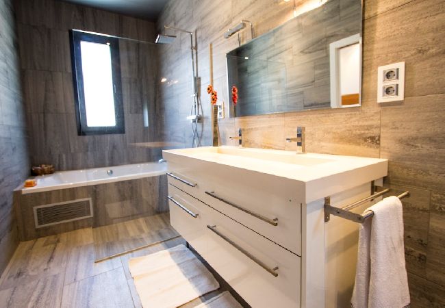 Villa in Sils - Modern Marvel - 26km to Costa Brava beaches! Villa in Sils - Modern Marvel - 26km to Costa Brava beaches!