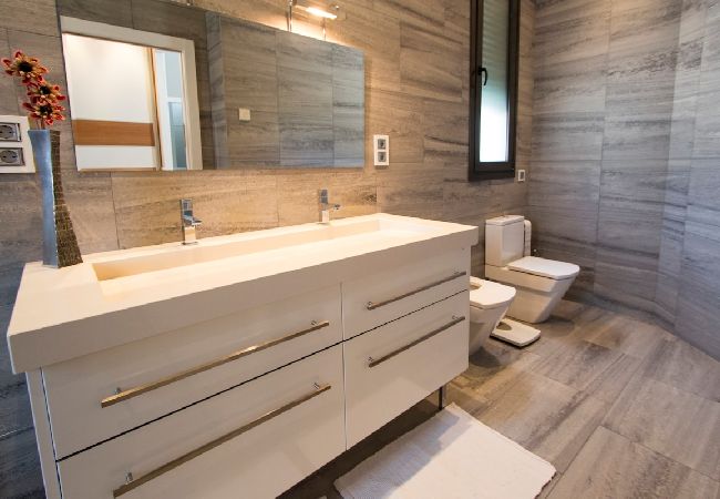Villa in Sils - Modern Marvel - 26km to Costa Brava beaches! Villa in Sils - Modern Marvel - 26km to Costa Brava beaches!