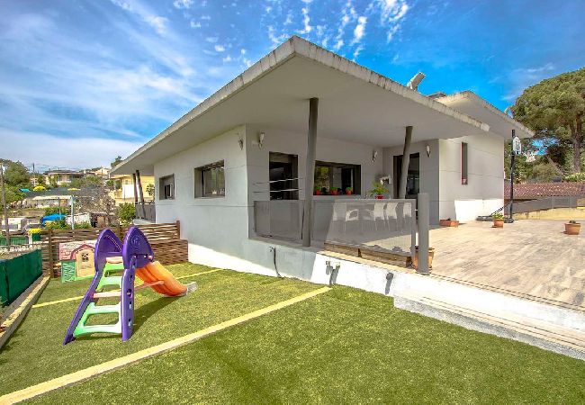 Villa in Sils - Modern Marvel - 26km to Costa Brava beaches! Villa in Sils - Modern Marvel - 26km to Costa Brava beaches!