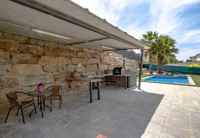 Villa in Sils - Modern Marvel - 26km to Costa Brava beaches! Villa in Sils - Modern Marvel - 26km to Costa Brava beaches!