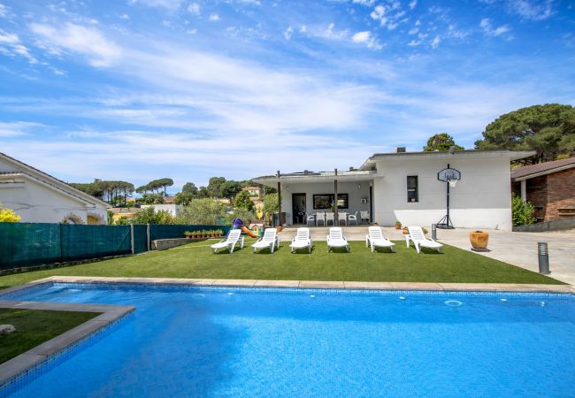 Villa in Sils - Modern Marvel - 26km to Costa Brava beaches!