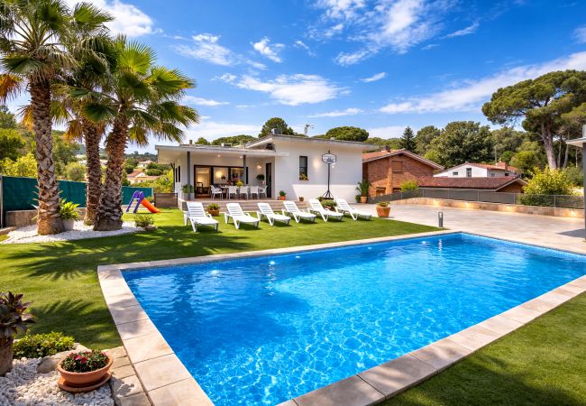 Villa in Sils - Modern Marvel - 26km to Costa Brava beaches!