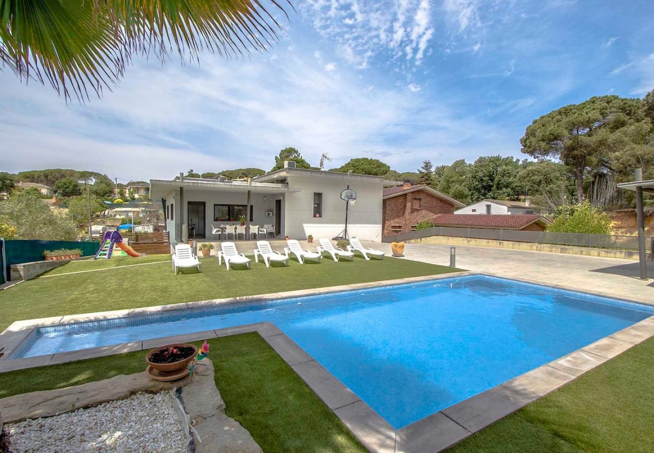 Villa in Sils - Modern Marvel - 26km to Costa Brava beaches!