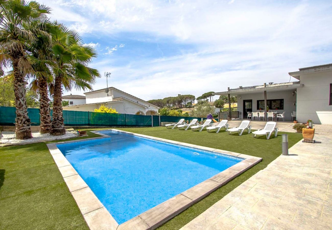 Villa in Sils - Modern Marvel - 26km to Costa Brava beaches!
