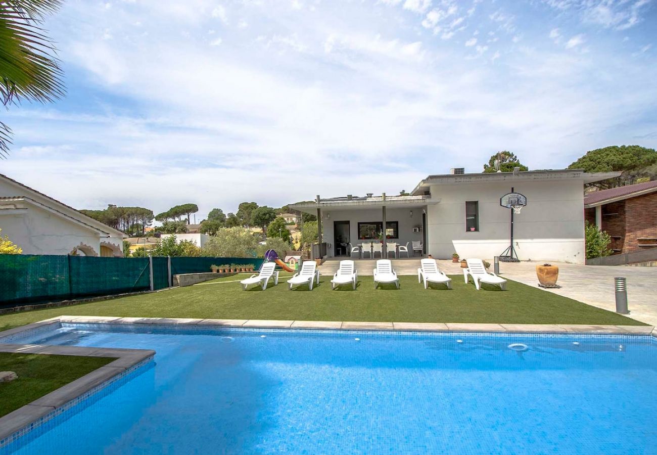 Villa in Sils - Modern Marvel - 26km to Costa Brava beaches!