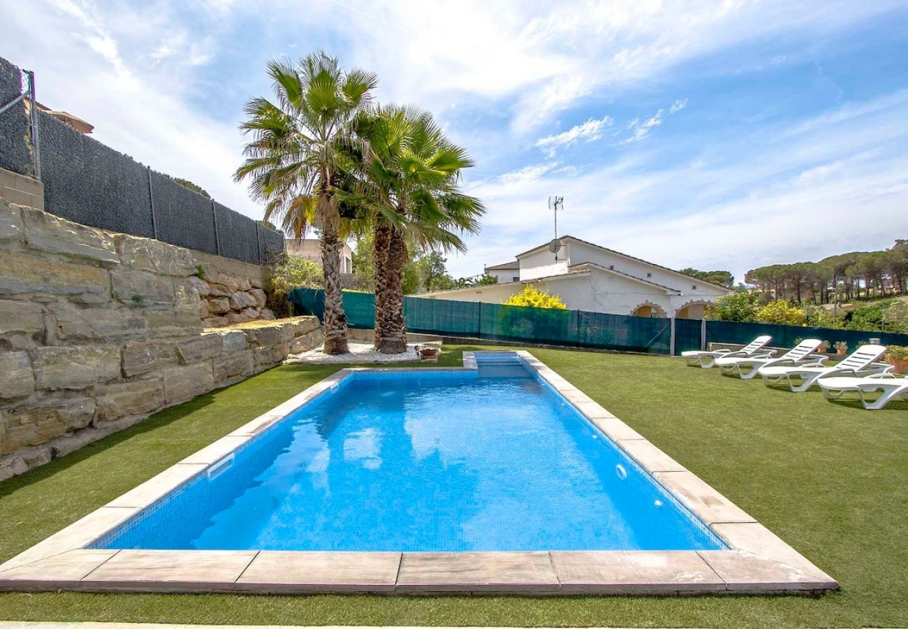 Villa in Sils - Modern Marvel - 26km to Costa Brava beaches!