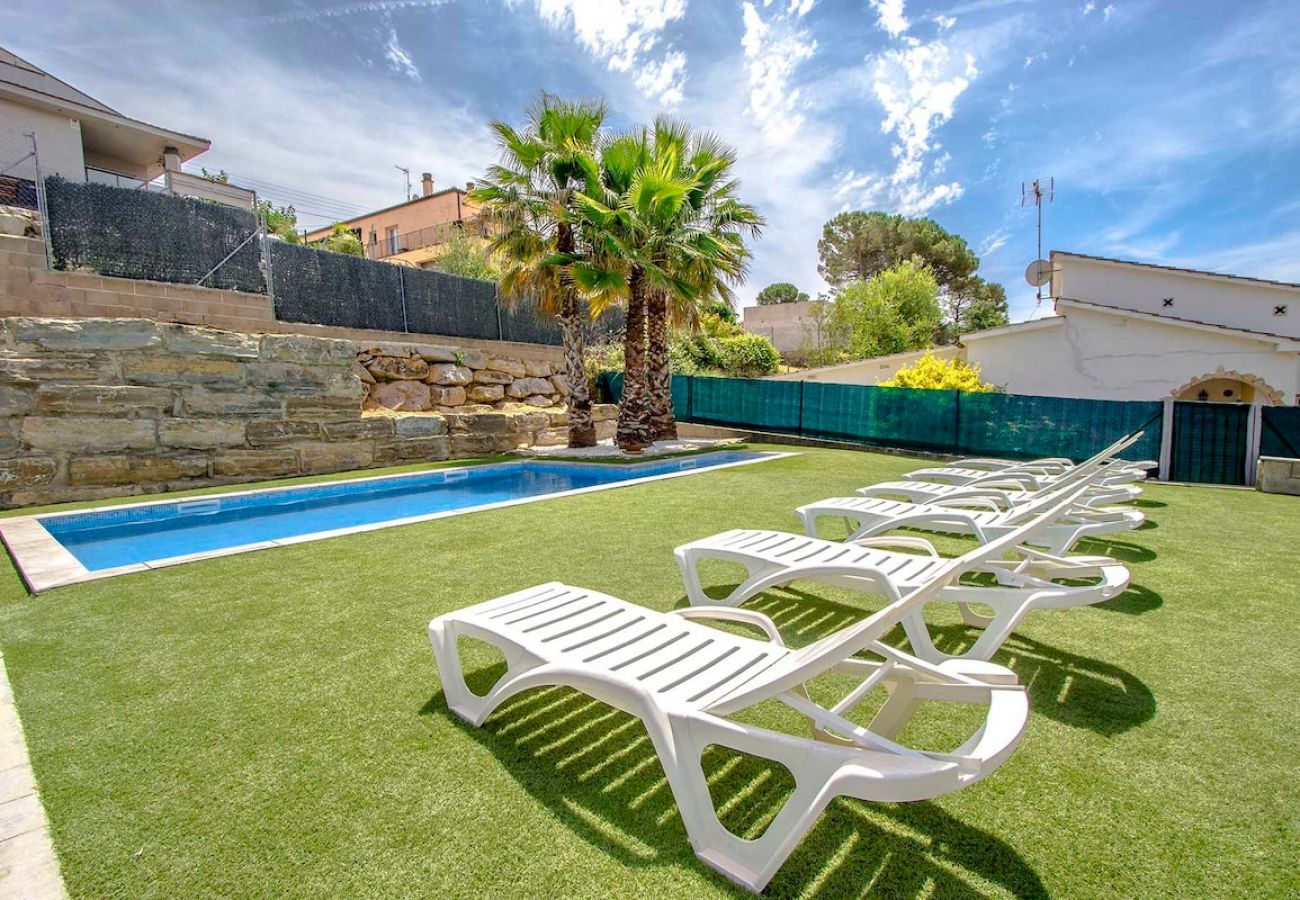 Villa in Sils - Modern Marvel - 26km to Costa Brava beaches!