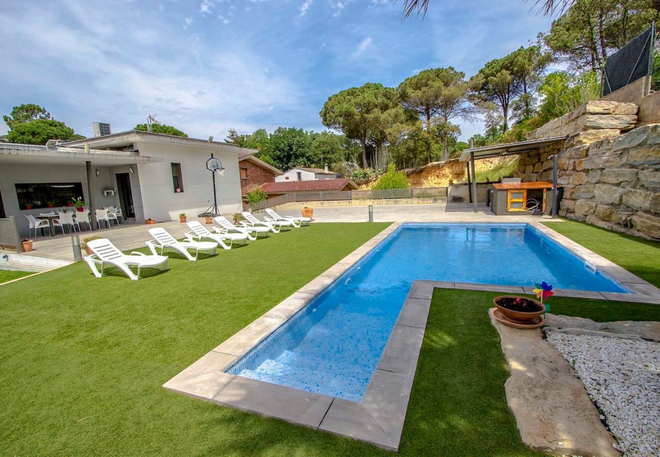 Villa in Sils - Modern Marvel - 26km to Costa Brava beaches!
