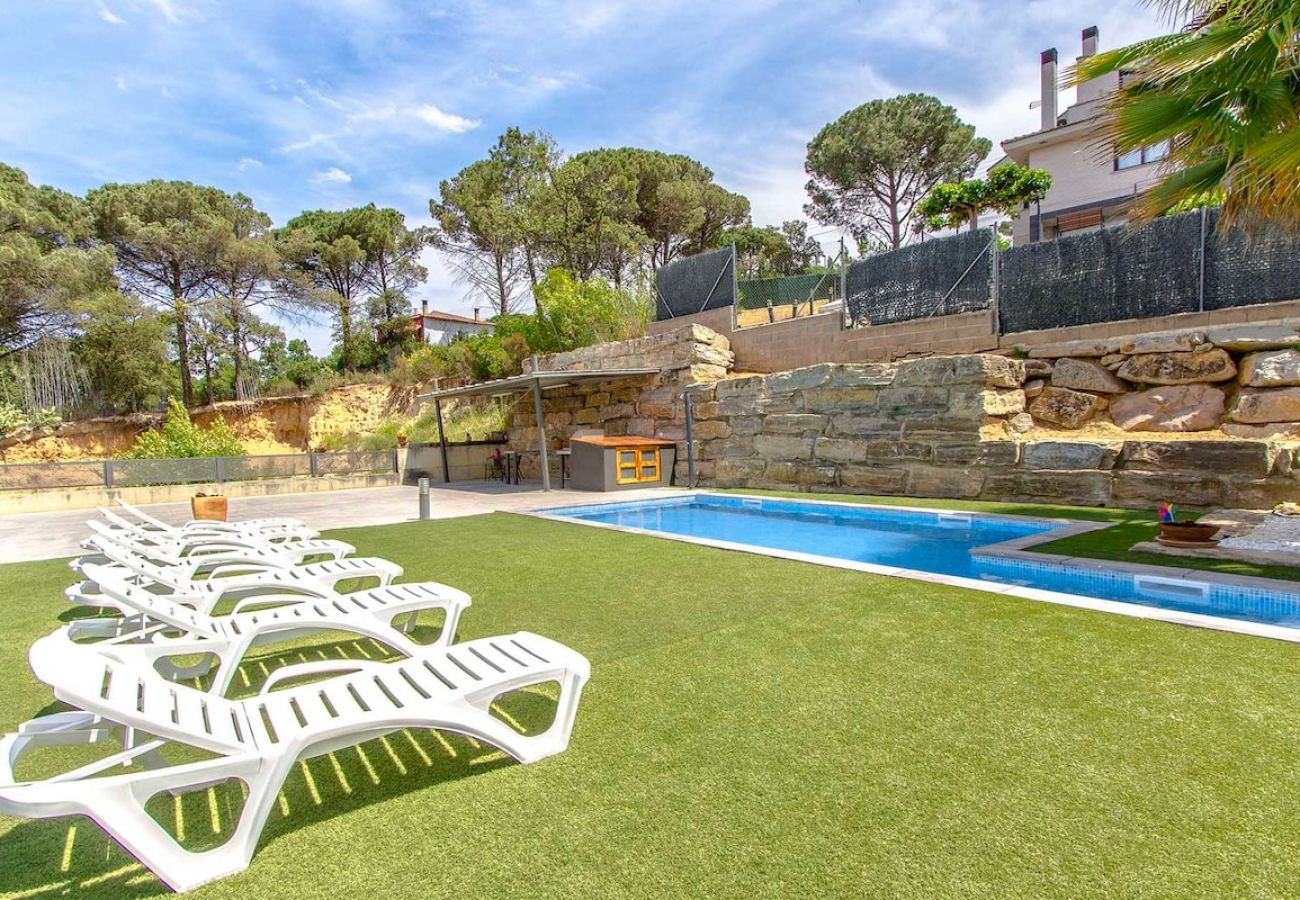 Villa in Sils - Modern Marvel - 26km to Costa Brava beaches!