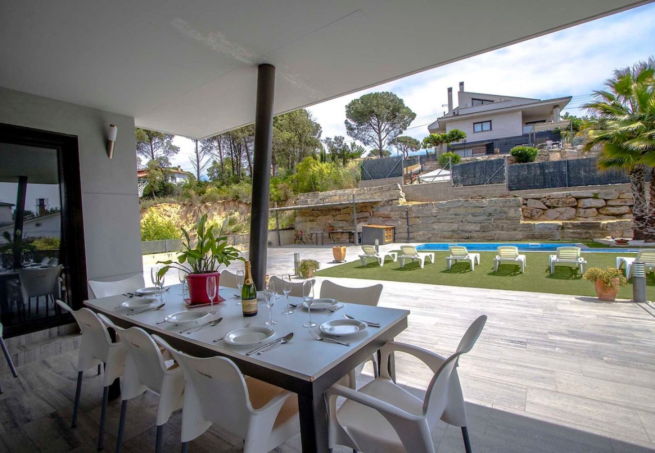 Villa in Sils - Modern Marvel - 26km to Costa Brava beaches!