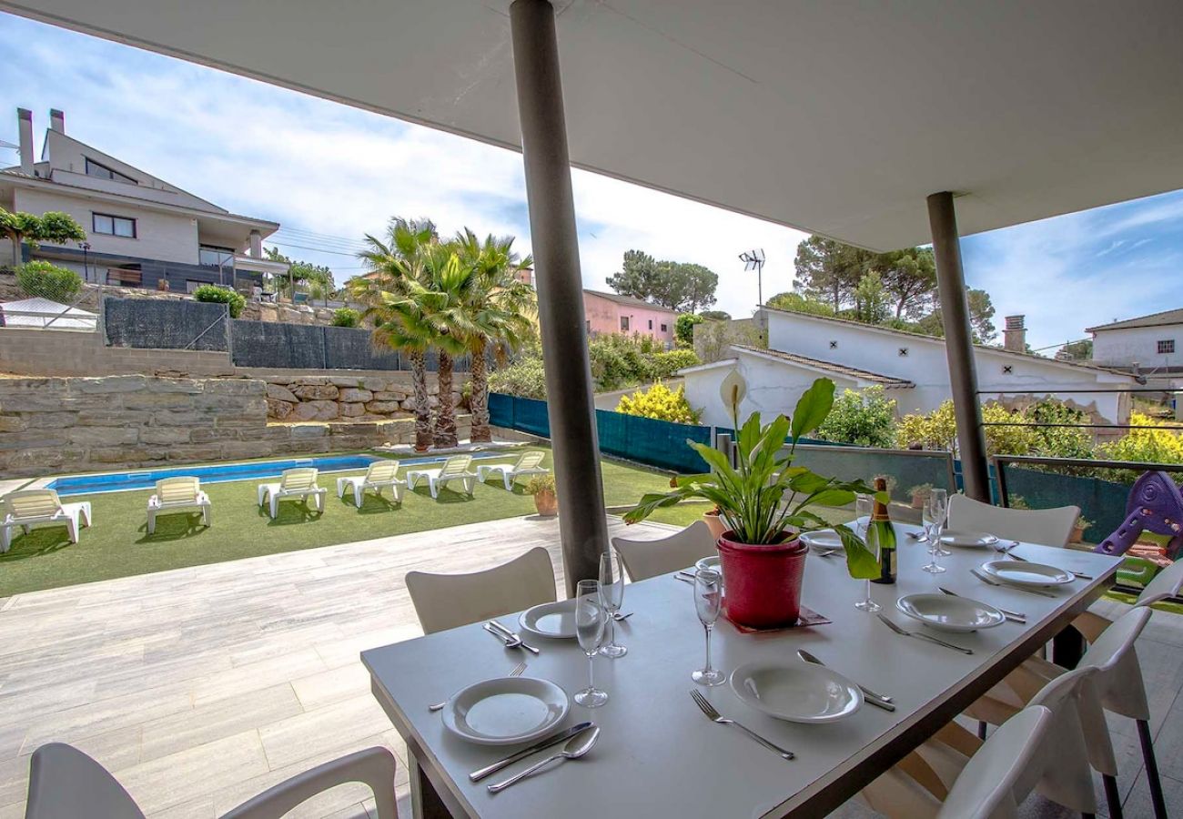 Villa in Sils - Modern Marvel - 26km to Costa Brava beaches!