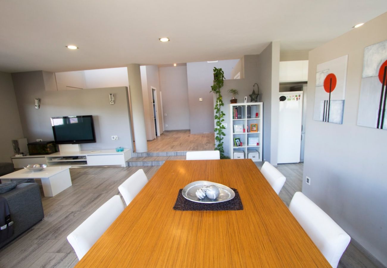 Villa in Sils - Modern Marvel - 26km to Costa Brava beaches!