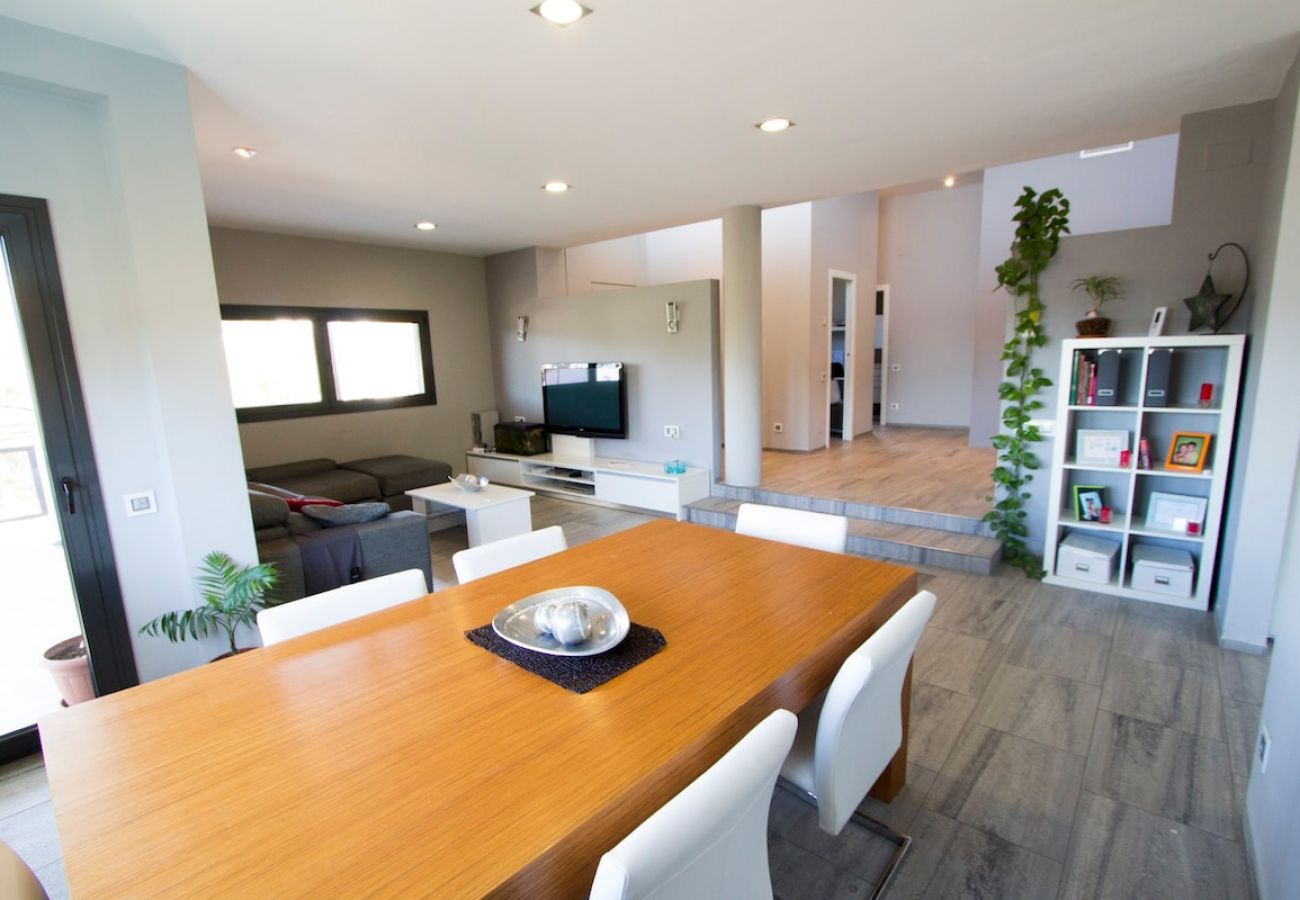 Villa in Sils - Modern Marvel - 26km to Costa Brava beaches!