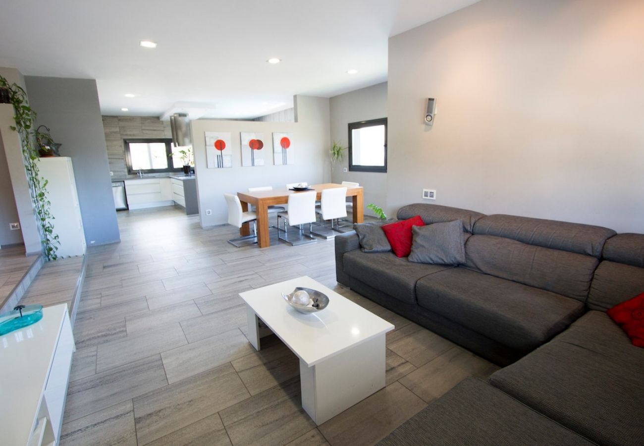 Villa in Sils - Modern Marvel - 26km to Costa Brava beaches!