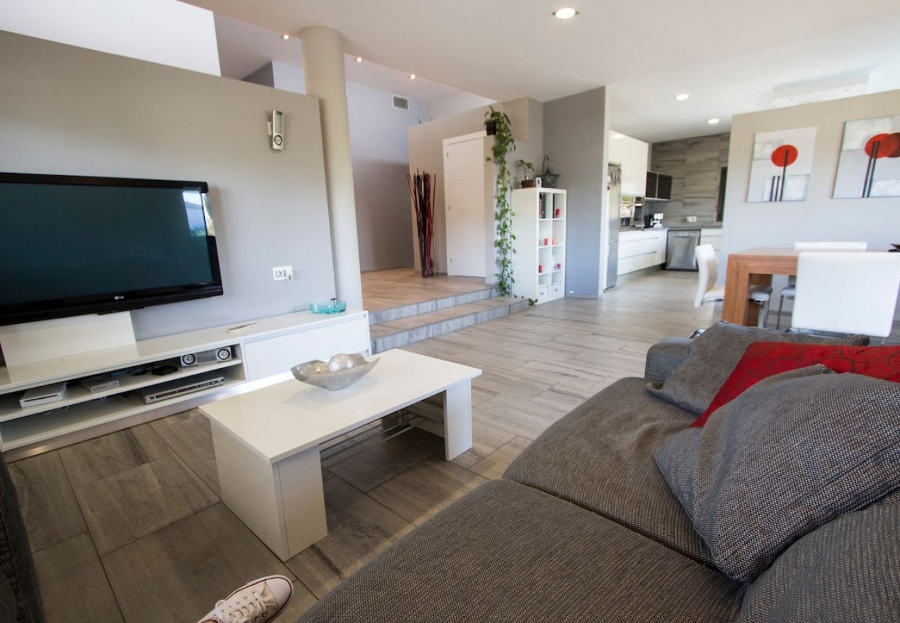 Villa in Sils - Modern Marvel - 26km to Costa Brava beaches!