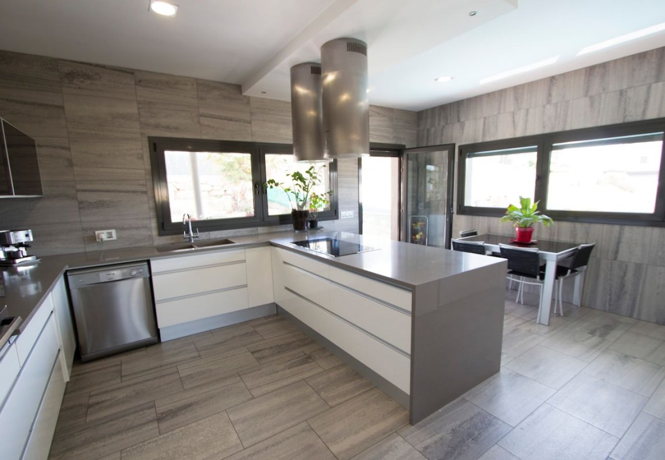 Villa in Sils - Modern Marvel - 26km to Costa Brava beaches!
