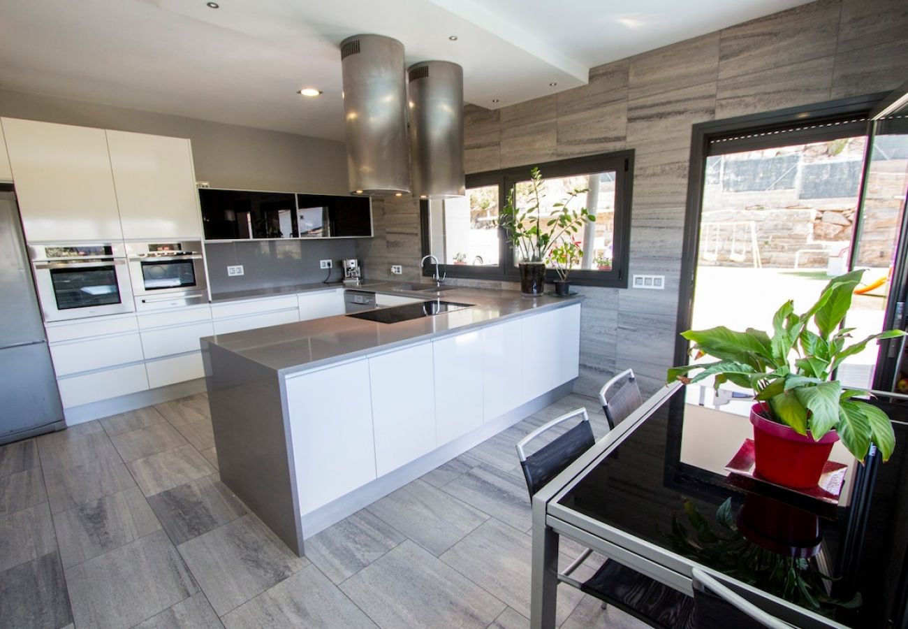 Villa in Sils - Modern Marvel - 26km to Costa Brava beaches!