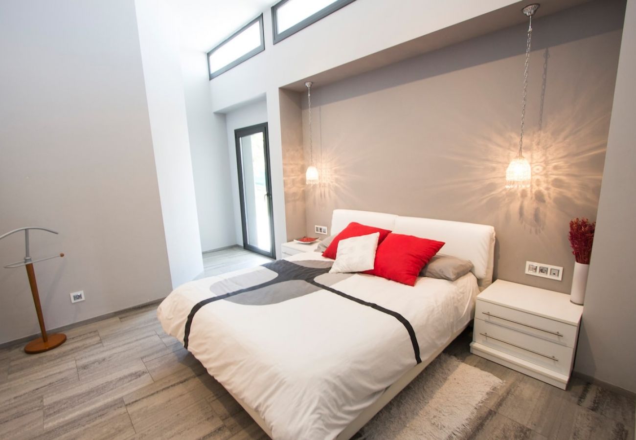 Villa in Sils - Modern Marvel - 26km to Costa Brava beaches!
