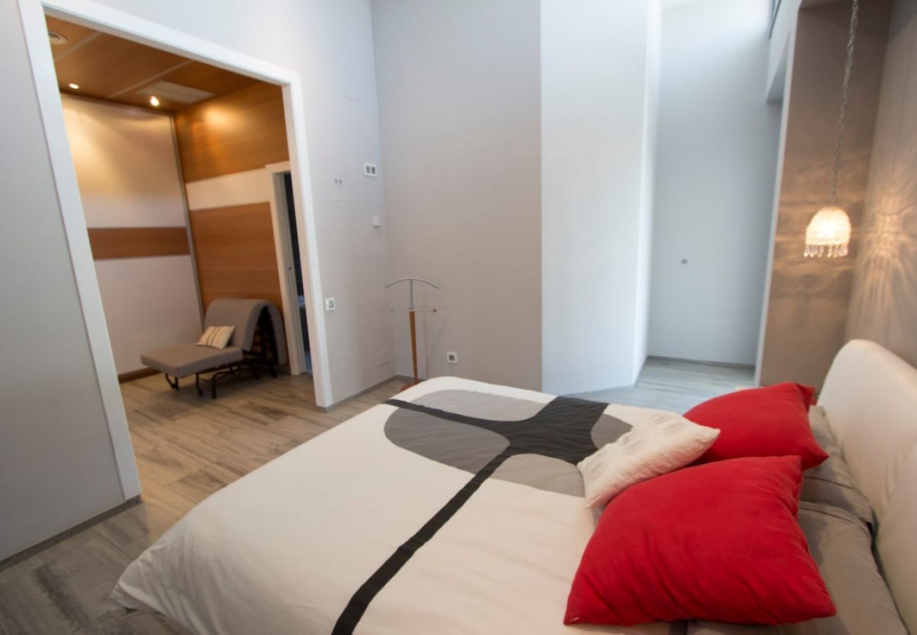 Villa in Sils - Modern Marvel - 26km to Costa Brava beaches!