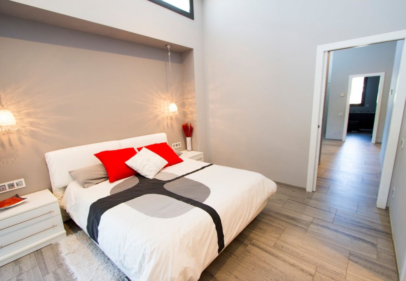 Villa in Sils - Modern Marvel - 26km to Costa Brava beaches!