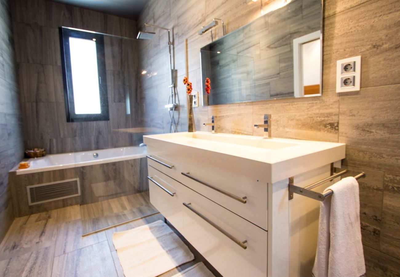 Villa in Sils - Modern Marvel - 26km to Costa Brava beaches!