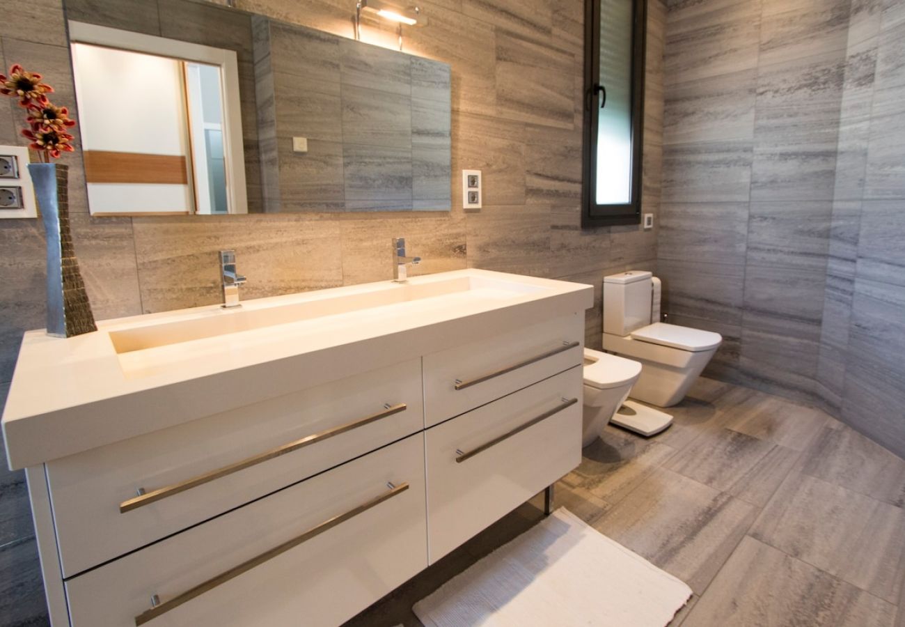 Villa in Sils - Modern Marvel - 26km to Costa Brava beaches!