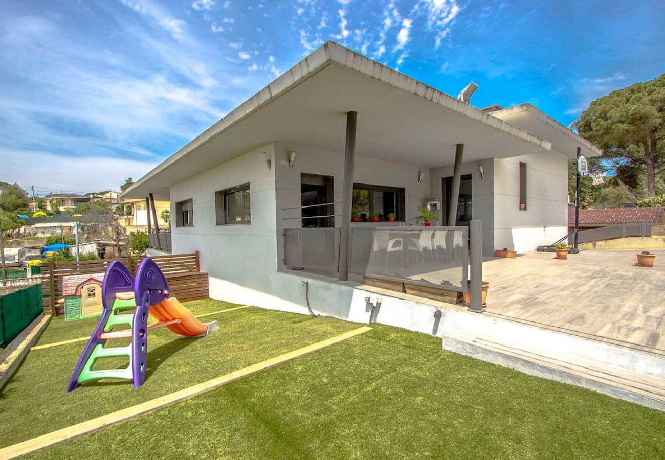 Villa in Sils - Modern Marvel - 26km to Costa Brava beaches!