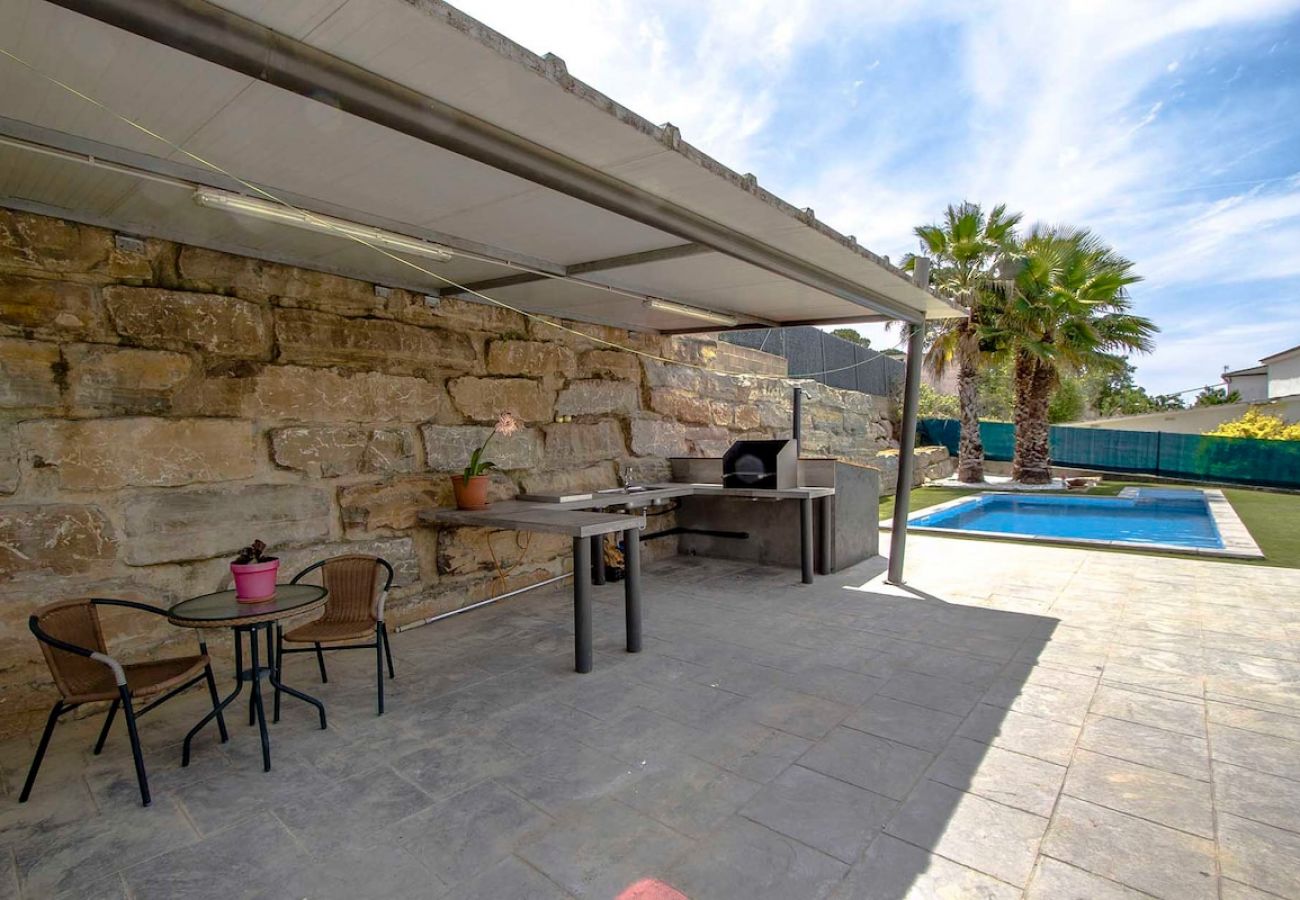 Villa in Sils - Modern Marvel - 26km to Costa Brava beaches!