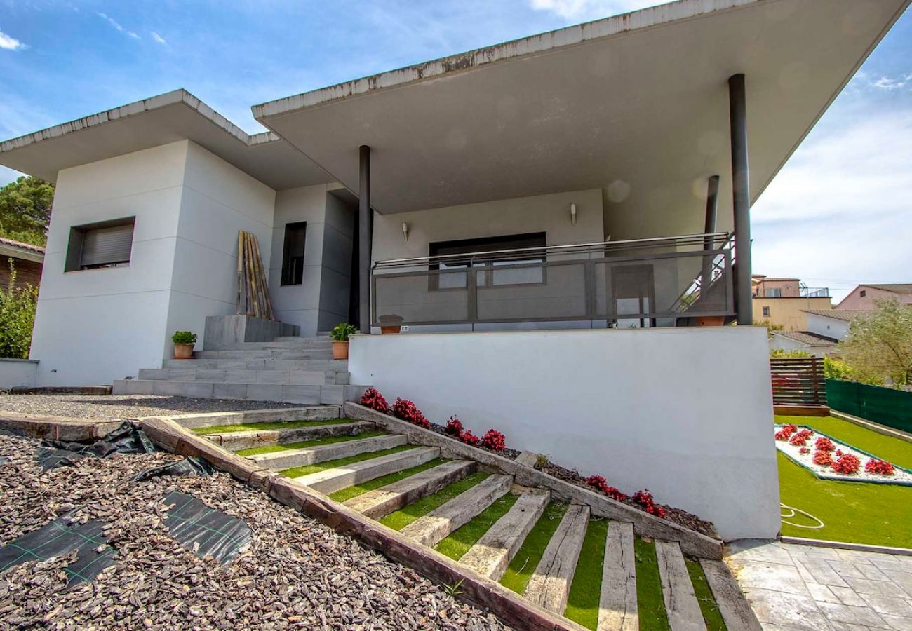 Villa in Sils - Modern Marvel - 26km to Costa Brava beaches!